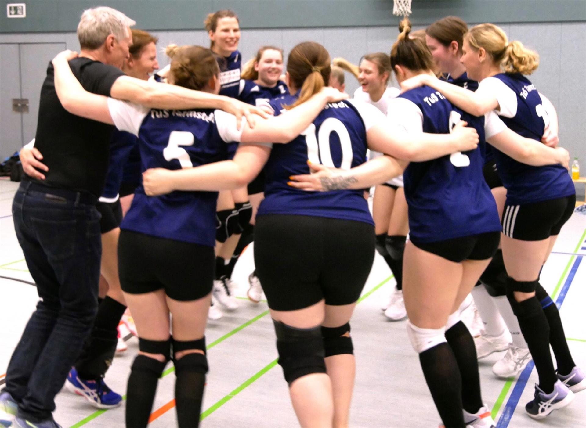 Aufstieg perfekt - Tarmstedts Volleyballerinnen spielen wieder Landesliga Sie wagten ein Tänzchen mit dem Meistertrainer. Die frisch gebackenen Meisterinnen der Volleyball-Frauen.