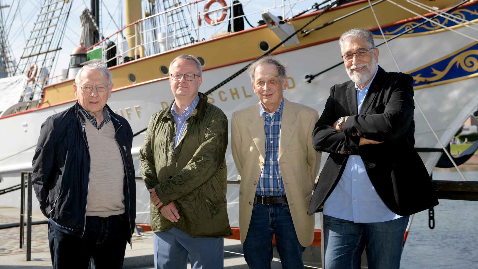 Sie wollen den Bremerhavener "Doc-Treff" stemmen: (von links) Prof. Dr. Manfred Anlauf, Dr. Gunnar Wagner, Harald Klinge, Doraid Mouarrawy. Auf dem Bild fehlt Dr. Ulrich Tholl, der seine Unterstützung bereits angeboten hat.