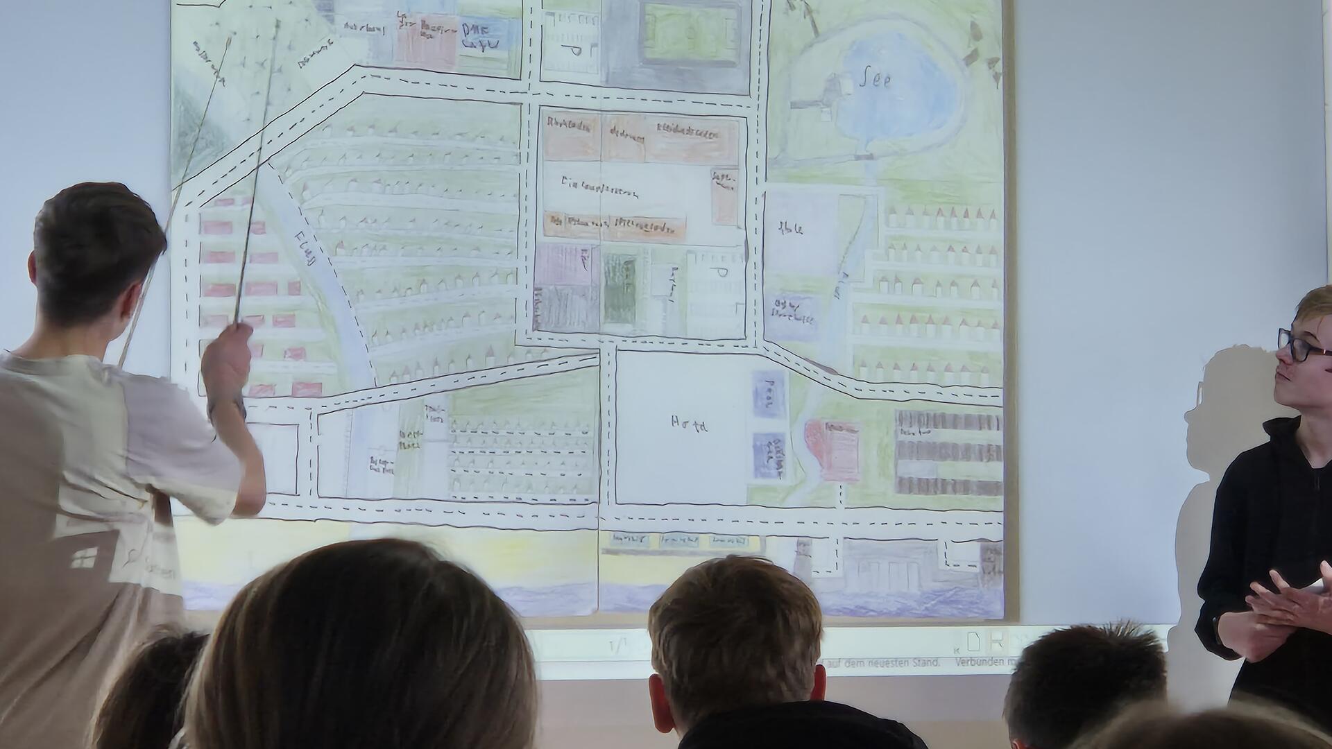 Siebtklässler der Selsinger Oberschule stellen im Rathaus vor Mitschülern und Politikern ihre Vision einer Städteplanung vor.
