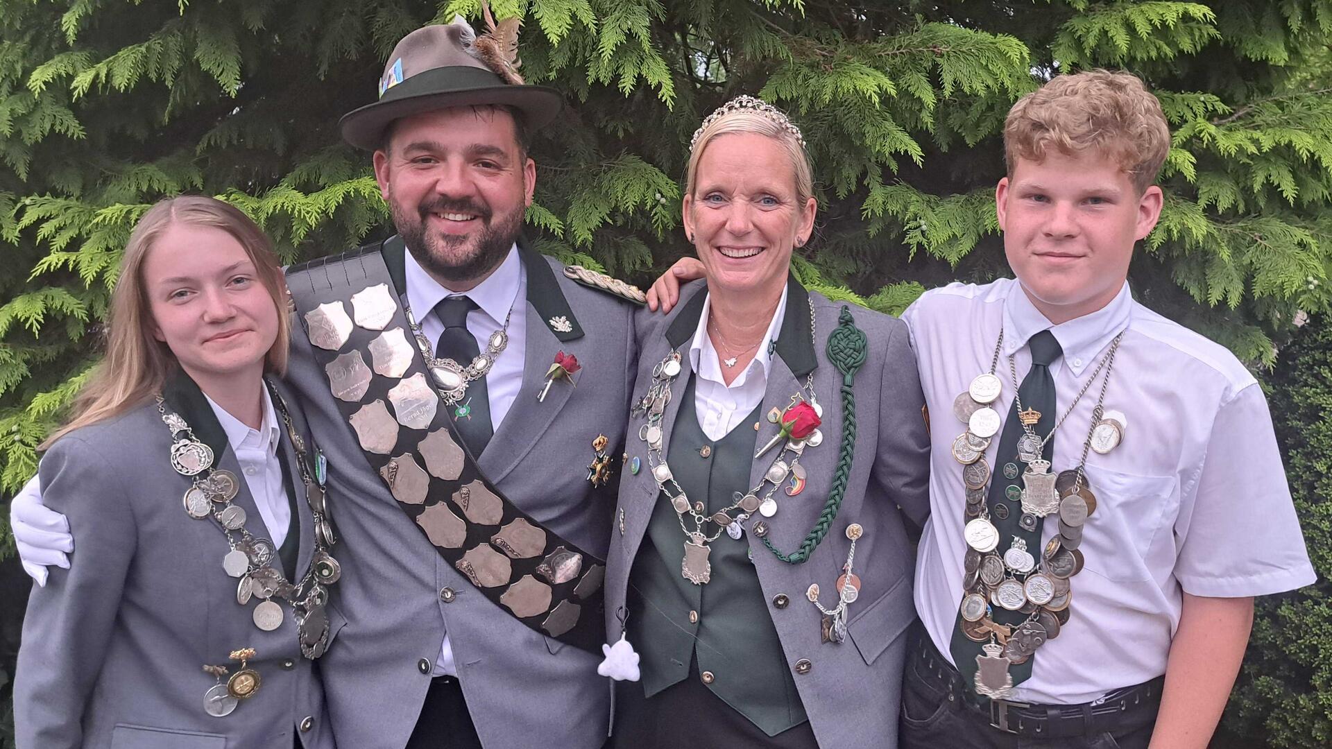 Sieger beim Beverstesdter Schützenfest: Juniorköniging Faybin Habighorst (l.), König Jonas Rademacher, Königin Silje Sallai-Gerdts und Jugendkönig Dylano Wolters.