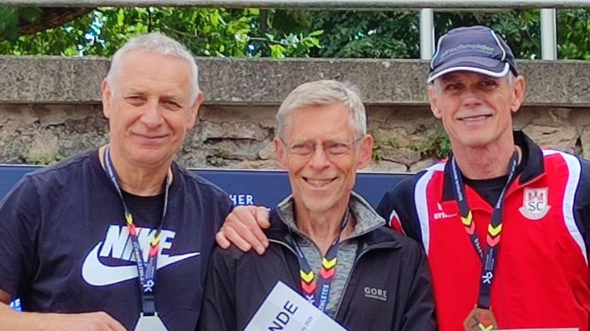 Siegerehrung 100 Meter mit Vizemeister Czeslaw Pradzynski (links) von der LAV Zeven.