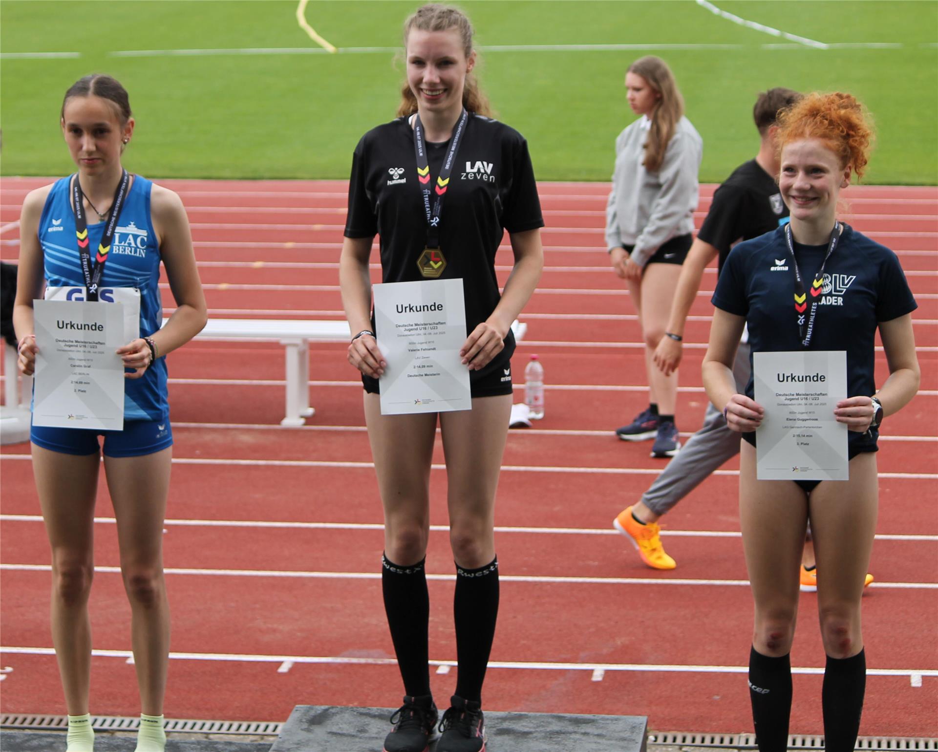 Zevenerin Valerie Fehlandt ist Deutsche Meisterin über 800 Meter der U16 Siegerehrung in Ulm: Deutsche Meisterin über 800 Meter wurde Valerie Fehlandt von der LAV Zeven, links die Zweitplatzierte Carolin Graf, rechts die Dritte Elena Guggemoos.