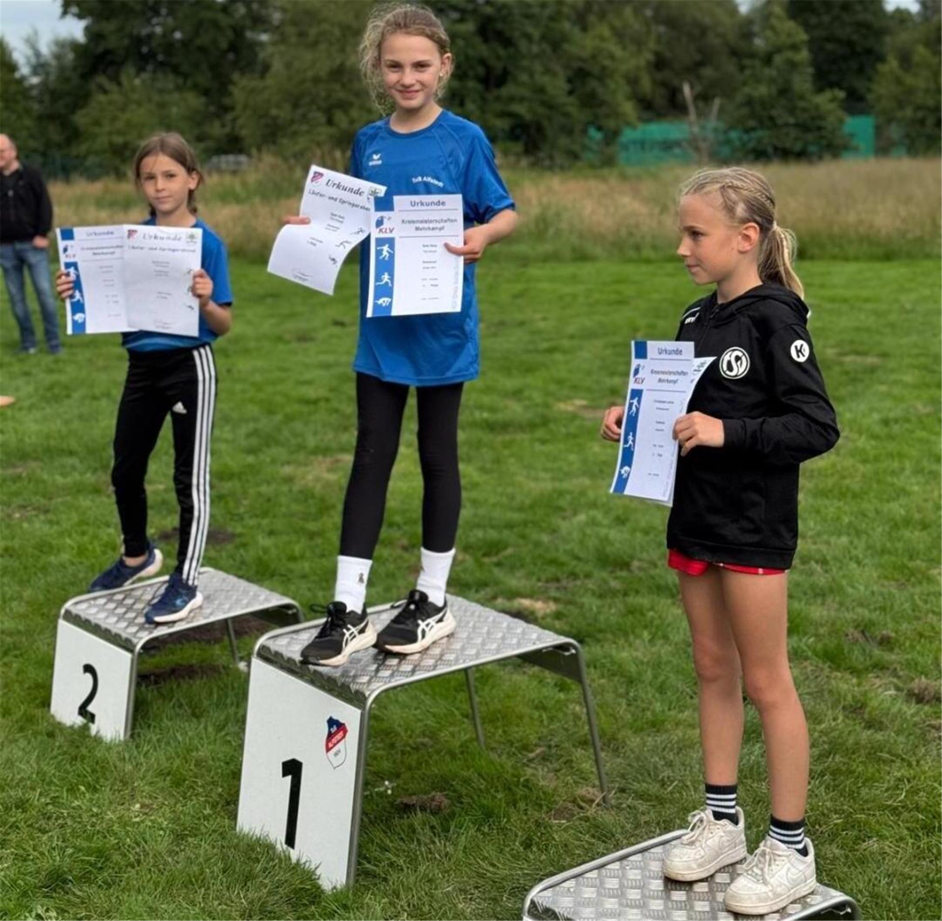 Siegerehrung in der Altersklasse W10: Es siegte Nele Seth (TuS Alfstedt) vor ihrer Vereinskameradin Emilia Zych und Leonie Christiansen (TSV Bremervörde, rechts).