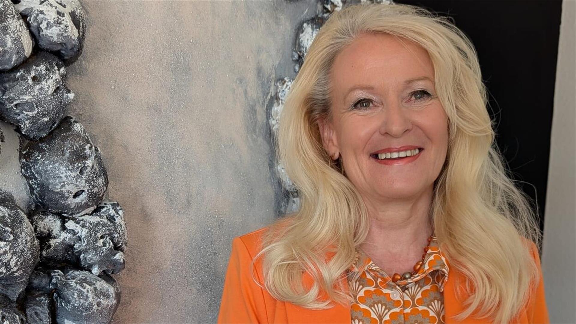 Eine blonde Frau. Sigrid Fuhrmann-La Mura kombiniert Materialien zu strukturellen Kunstwerken.