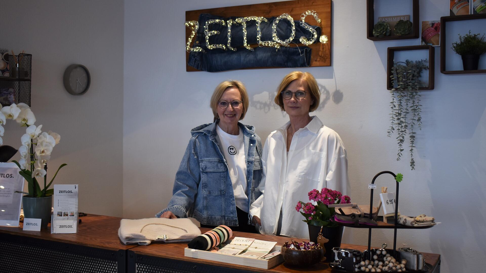 Zwei Frauen stehen an dem Tresen in einer Boutique