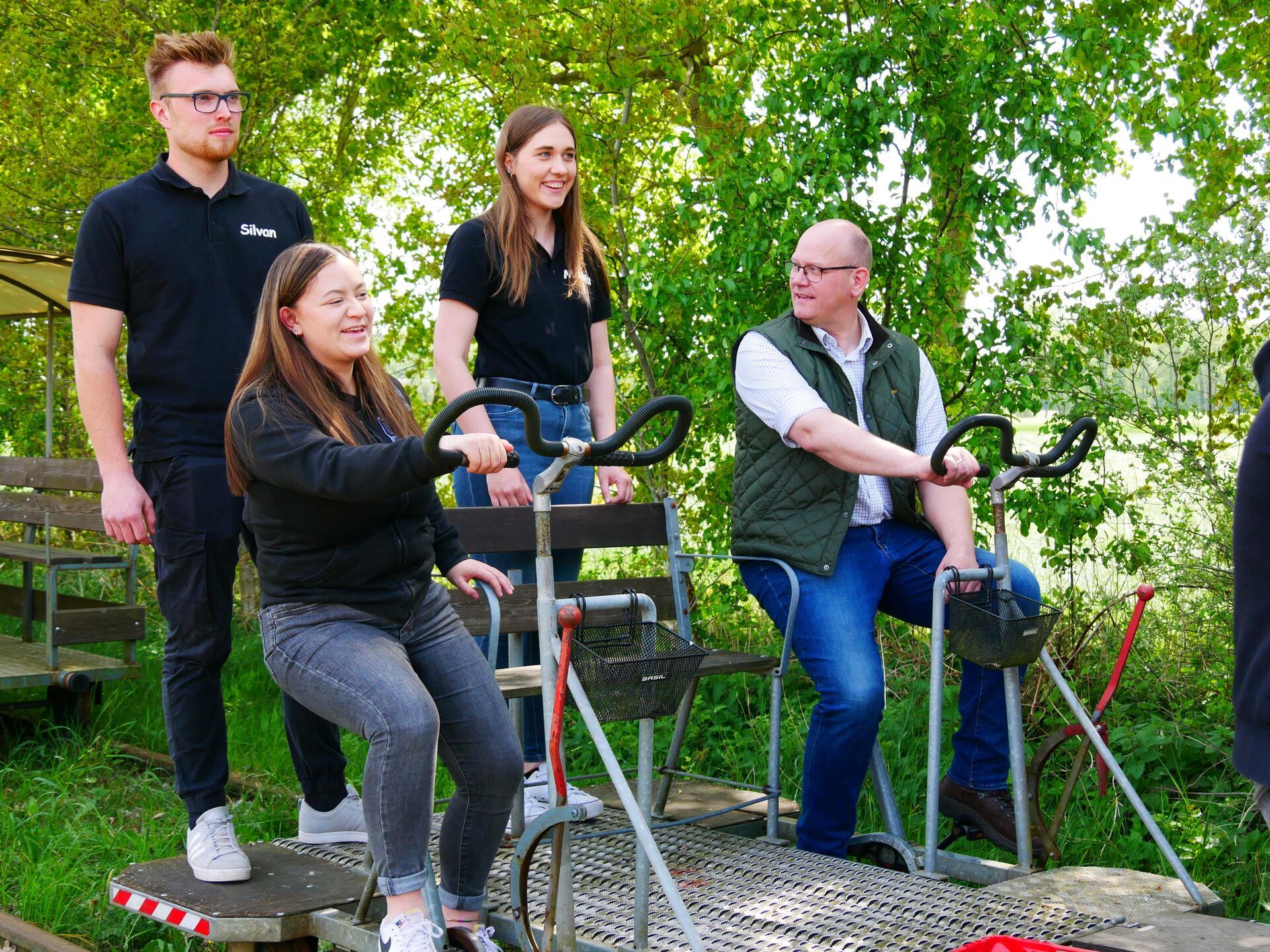 Silke Vehring, Silvan Meyer, Melina Ringen und Marco Mohrmann (von links)) treten kräftig in die Pedale der Fahrrad-Draisine.