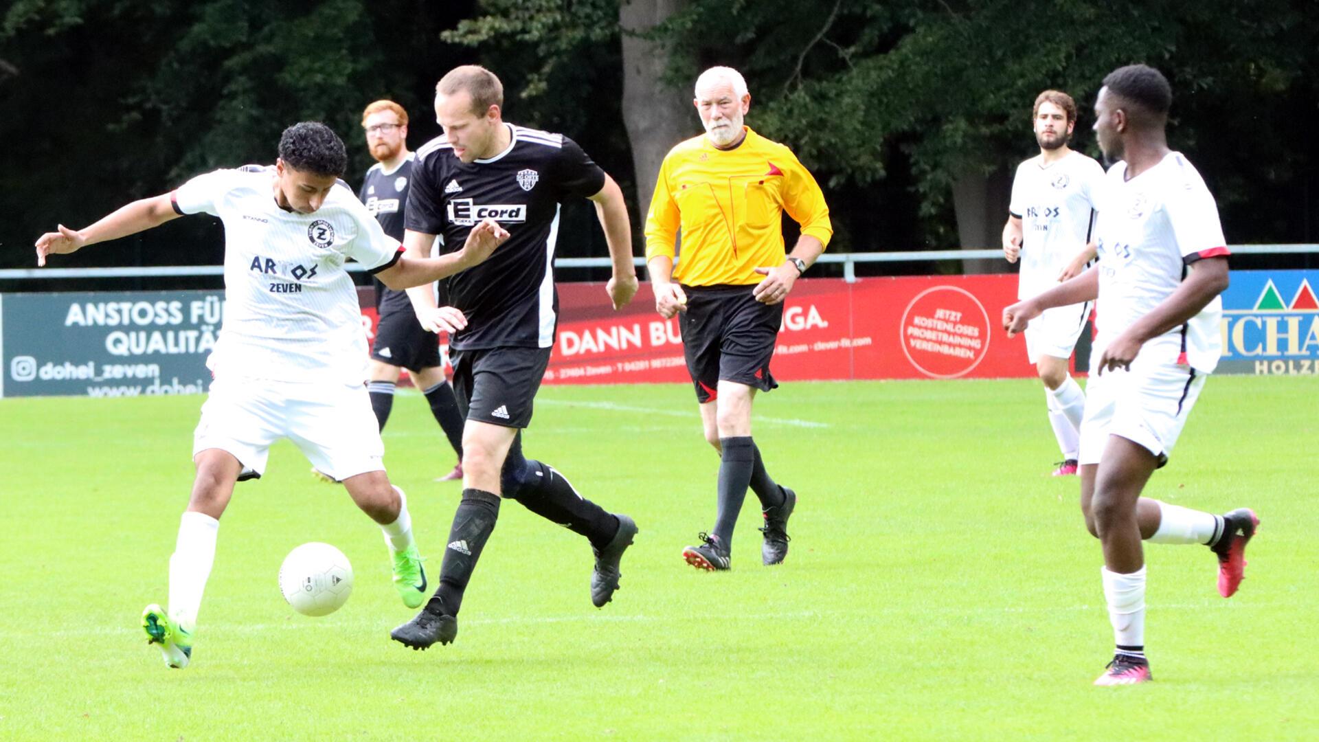 Simon Müller (Zweiter v.r.) machte mit dem 2:0 den Deckel drauf beim Sieg der SG Oste III in Zeven.