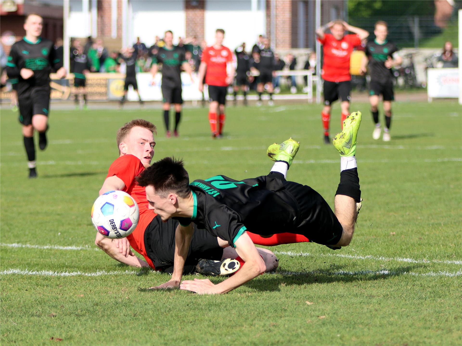 Sinnbild für eine von fehlendem Spielglück durchzogene Saison des TSV Karlshöfen: Im Kreispokal Halbfinale zog sich Mike Hölling (rechts) eine Schulterverletzung zu und fehlte im Abstiegskampf.
