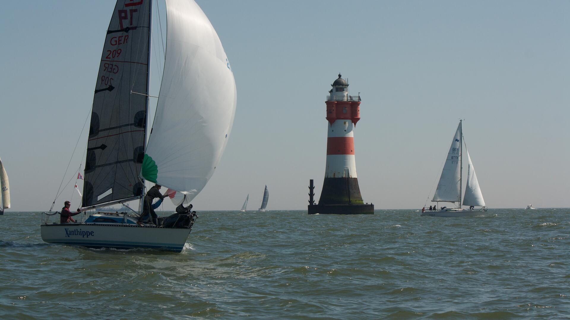 Leuchtturm Roter Sand mit Segelschiffen