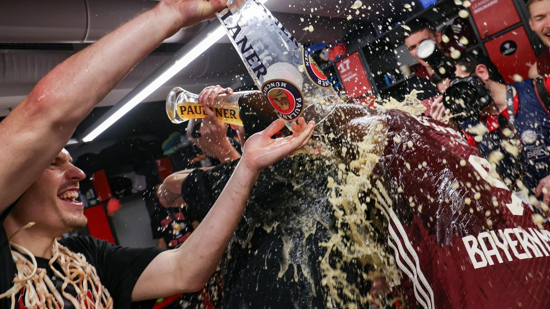 Bilder des Tages So begossen sehen Sieger aus: Der FC Bayern Basketball gewinnt im Finale gegen ratiopharm Ulm und wird Pokalsieger. Um den Jubel in der Kabine rauszulassen, braucht es aber anstelle des Pokals gut gefüllte Weißbiergläser.