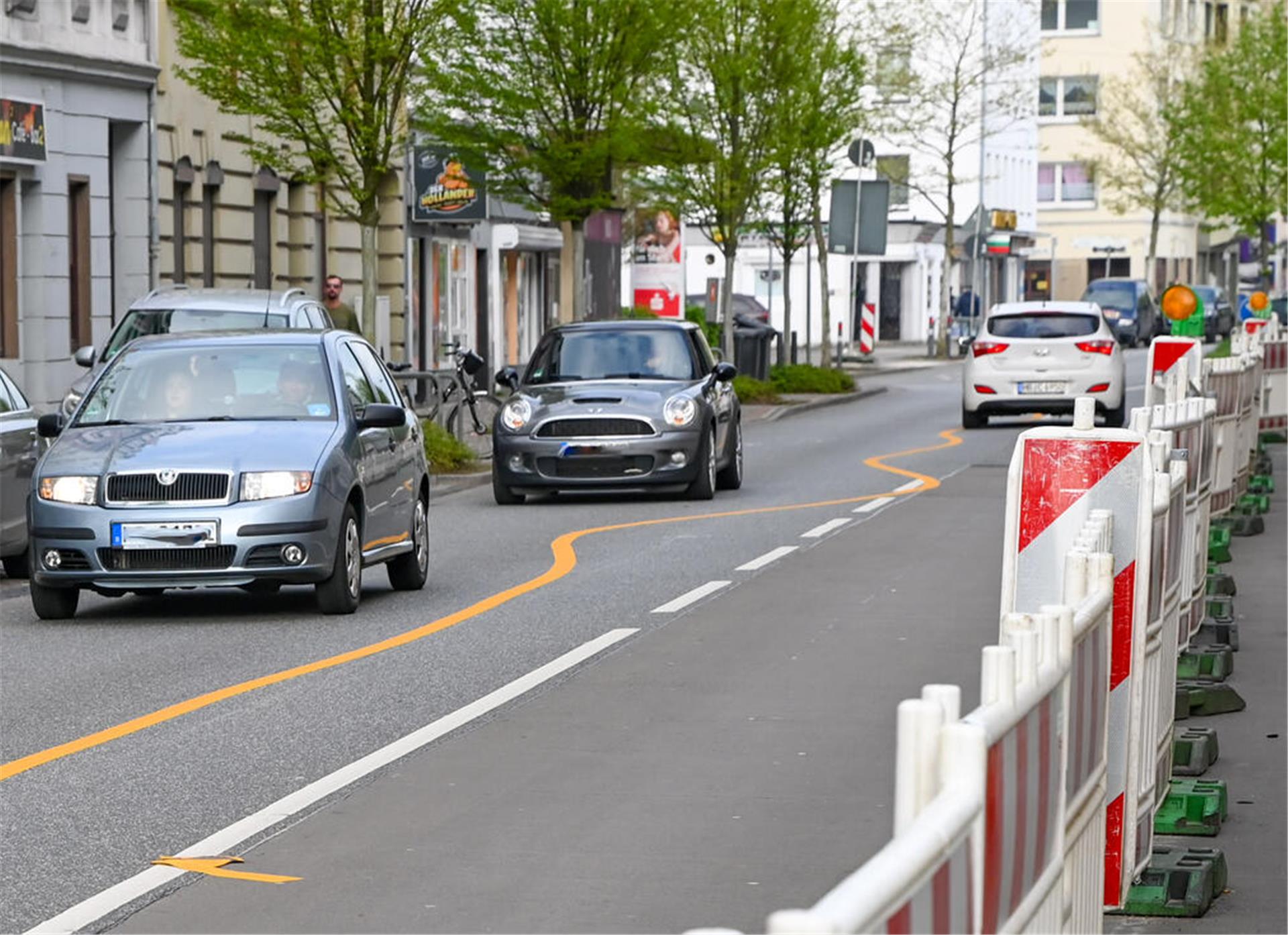 So ganz gerade sind die Markierungen in der Rickmersstraße jedenfalls nicht geraten.