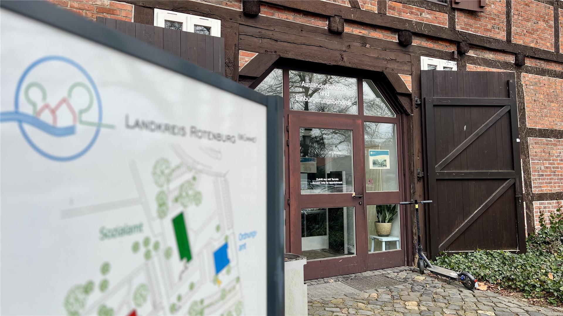 Eine gläserne Tür in einem Fachwerkhaus und davor ein Lageplan.