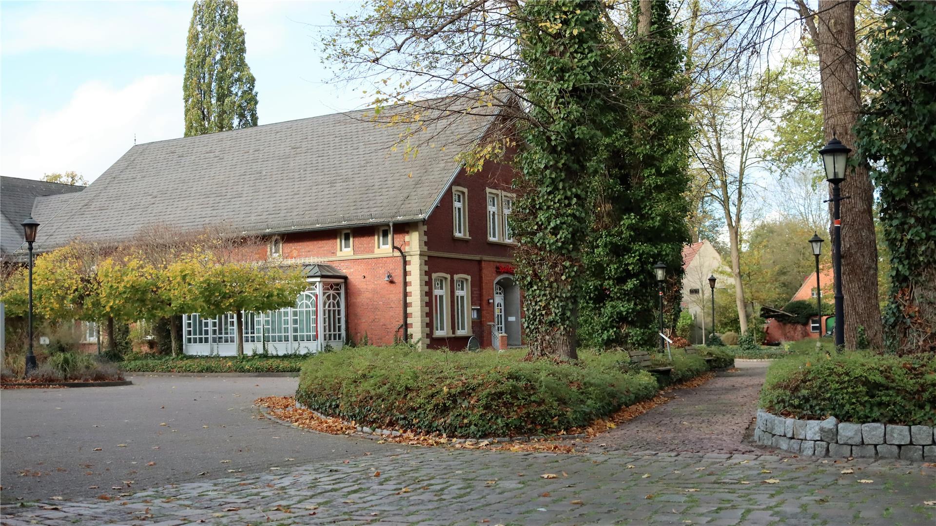 Haus mit Pflasterweg und Bäumen