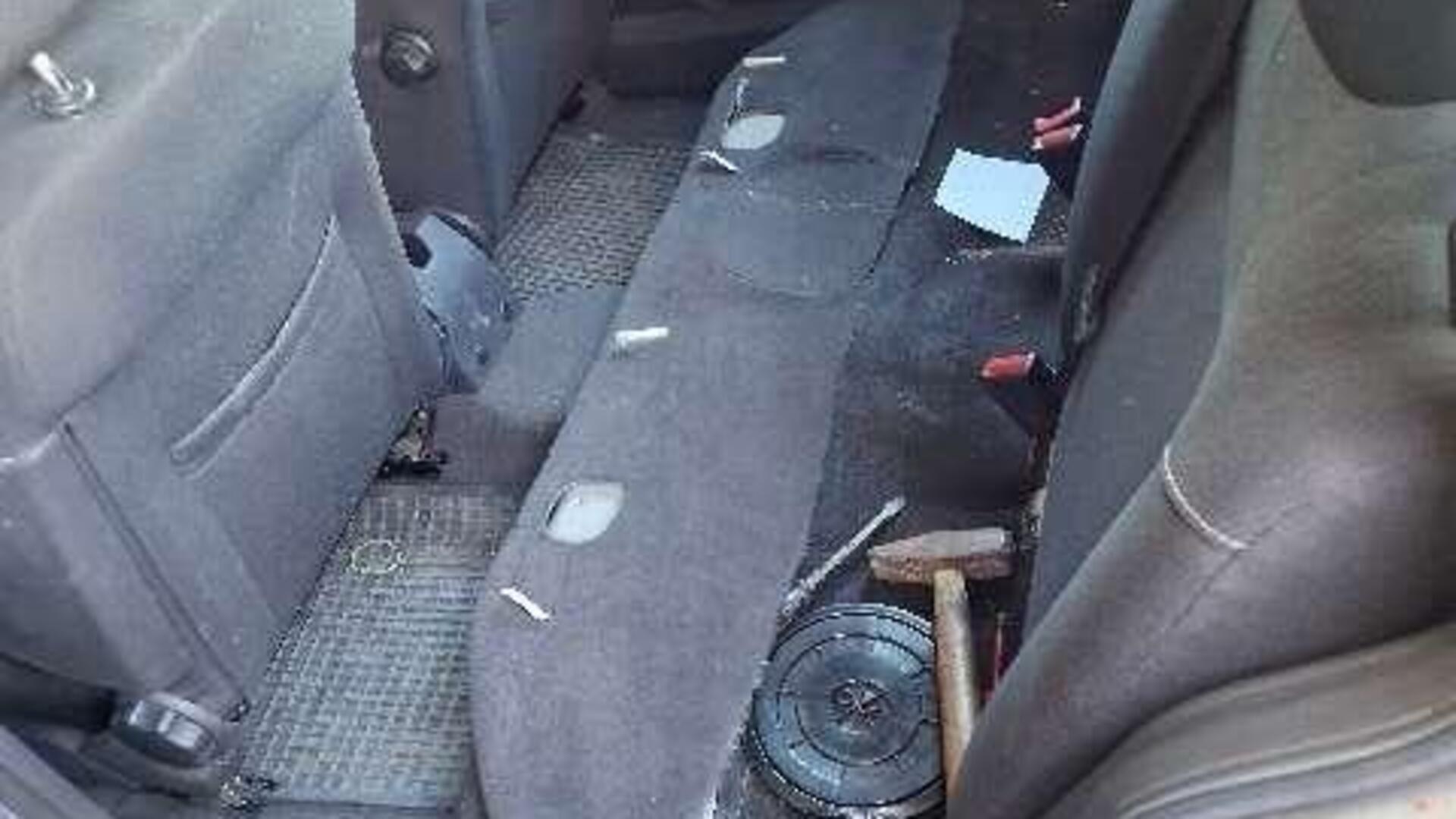 Kinder in Lebensgefahr - Polizei stoppt Chaos-Auto in Loxstedt Blick in den Rückraum eines Autos