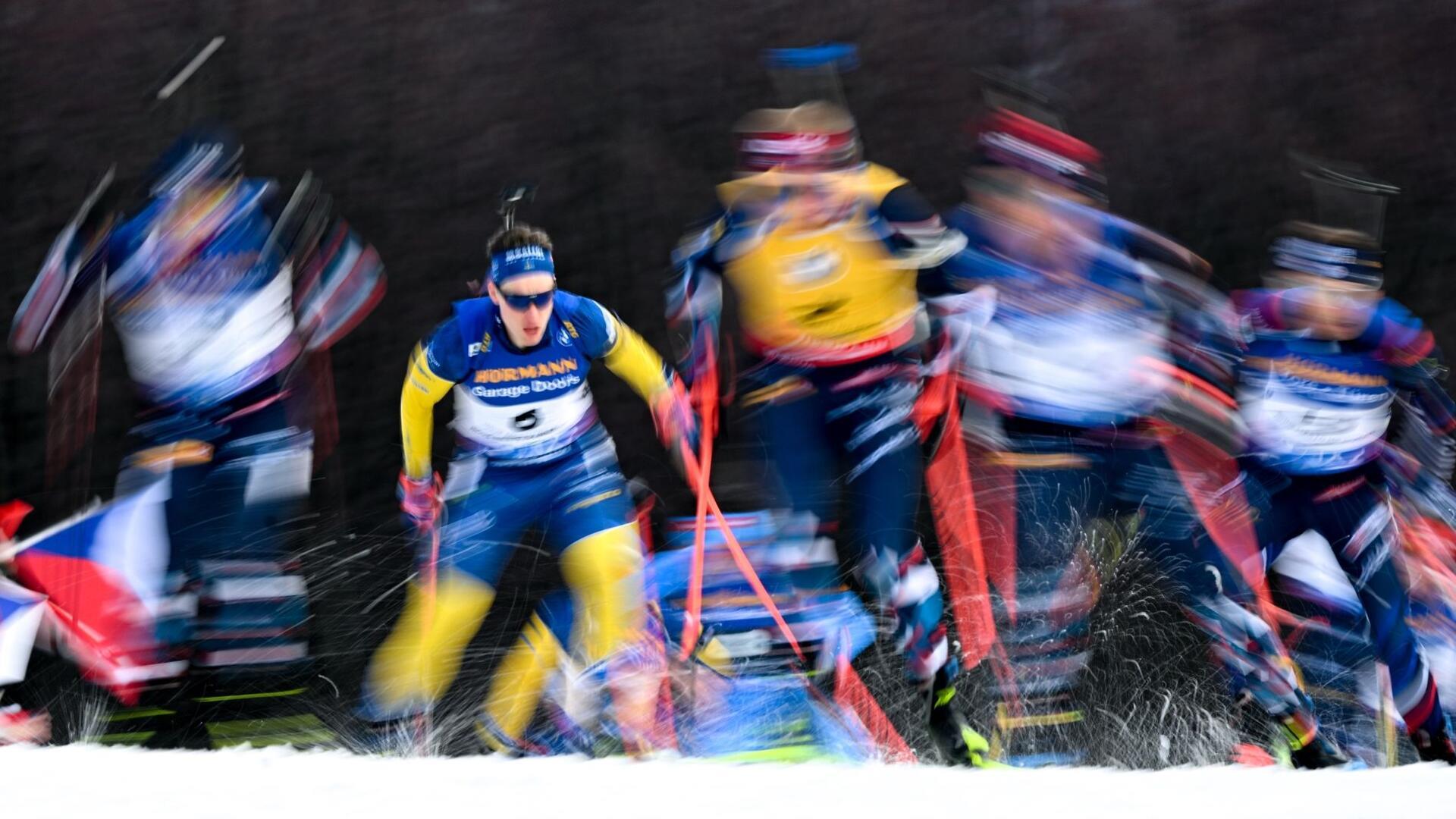 Bilder des Tages So schnell, dass die Farben tanzen: Beim Massenstart der Biathlon-Weltmeisterschaft zählt jede Sekunde, um sich eine gute Position zu erkämpfen - bis ins Ziel.