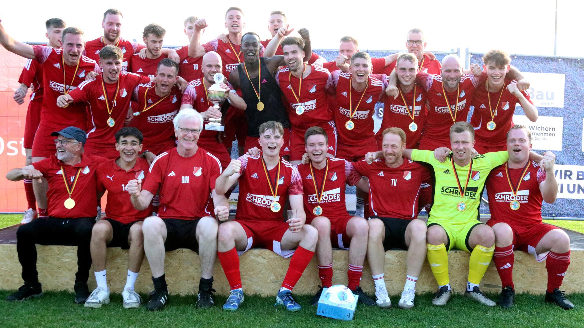 So sehen Double-Sieger: Die Kicker des MTSV Selsingen holten nach dem Kreisliga-Titel auch den Kreis-Pokal und krönten damit ihre überaus erfolgreiche Saison.
