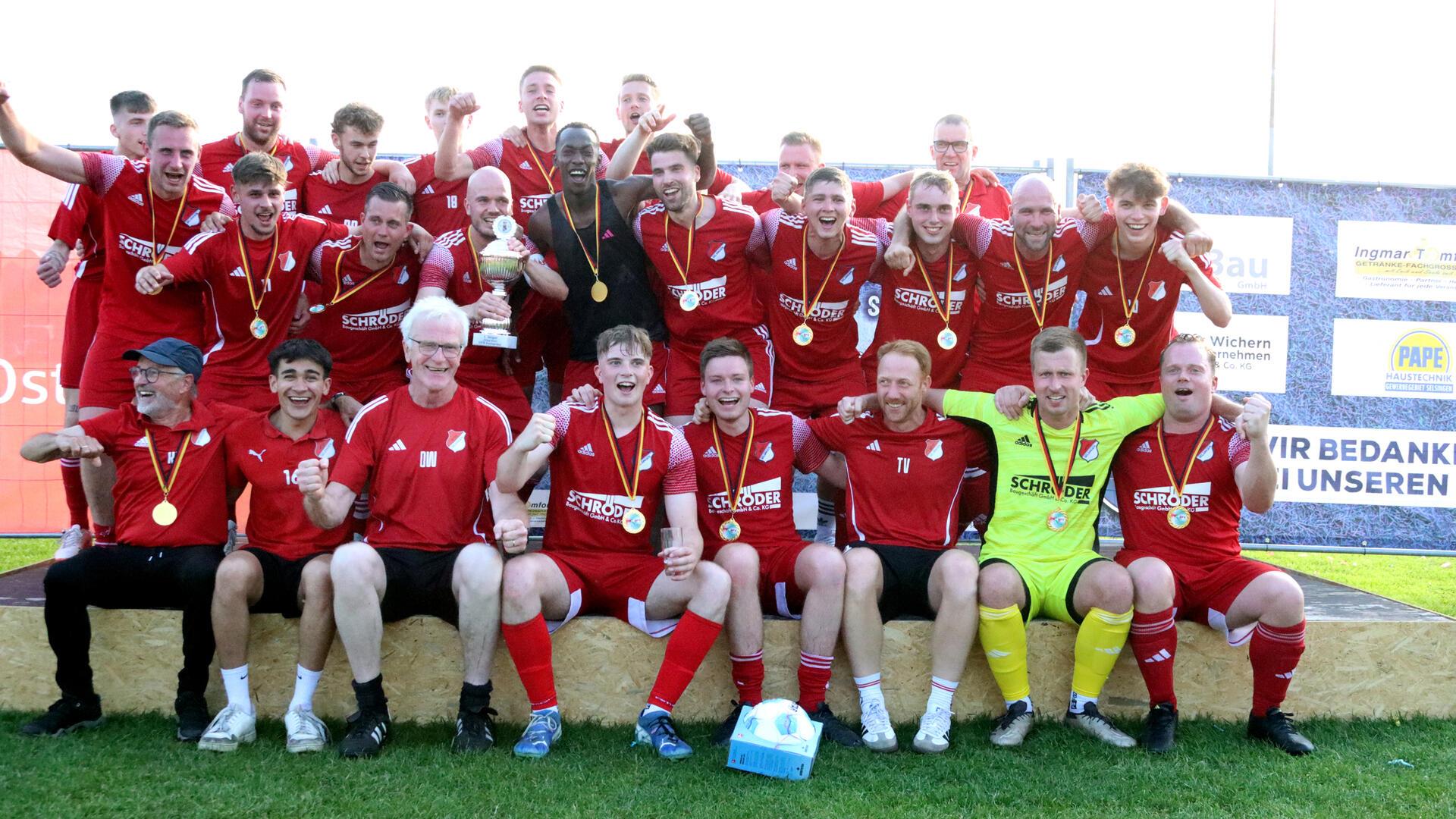 So sehen Sieger: Die Kicker des MTSV Selsingen holten nach dem Kreisliga-Titel auch den Kreis-Pokal.