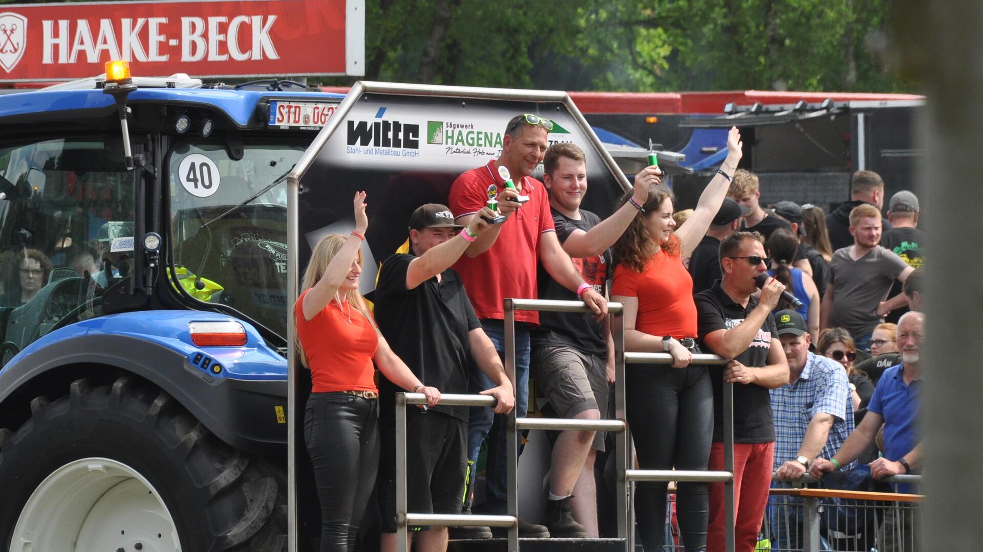 So sehen Sieger aus: Das Gewinner-Team in der Bauernklassen lässt sich bei einer Ehrenrunde vom Publikum feiern.