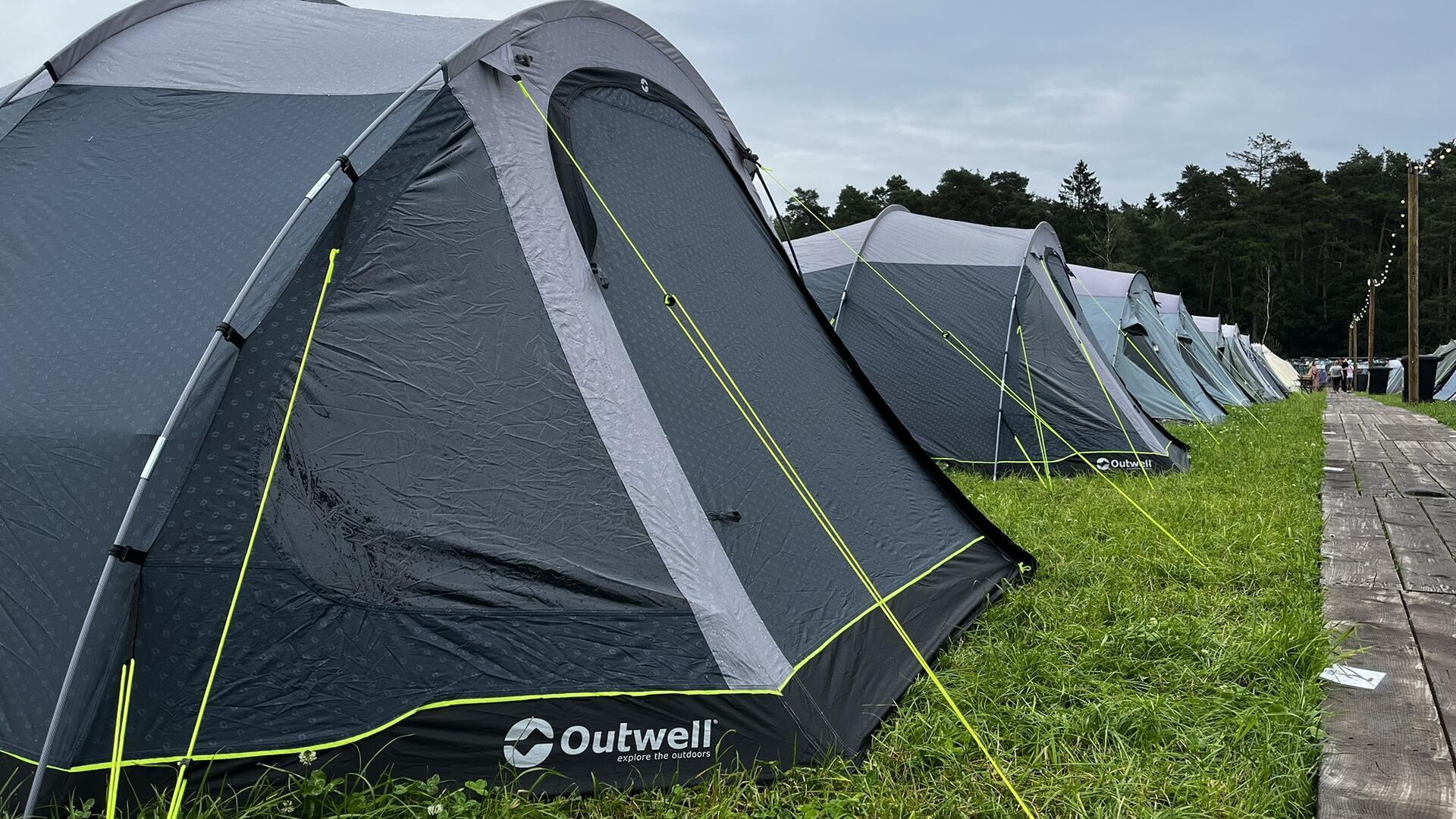 Zelt-Rivalen: Glamping-Luxus gegen Camping-Romantik beim Hurricane Festival So sehen die Zeltplätze auf dem Hurricane Festival aus.