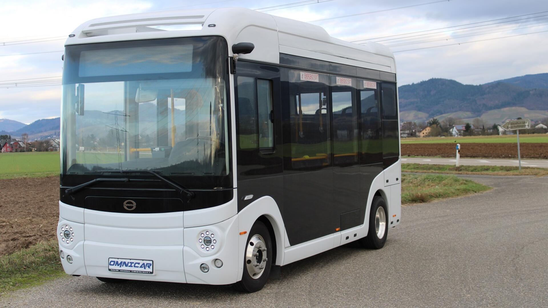 autonomer Bus auf Landstraße