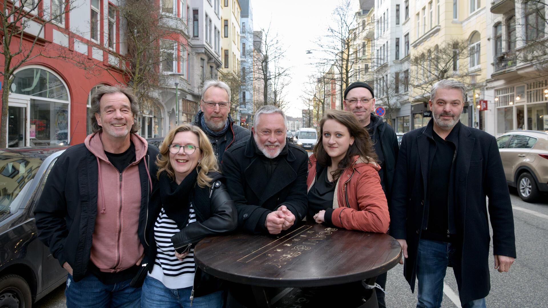 Menschen stehen mitten auf der Straße "Alte Bürger" in Bremerhaven. 