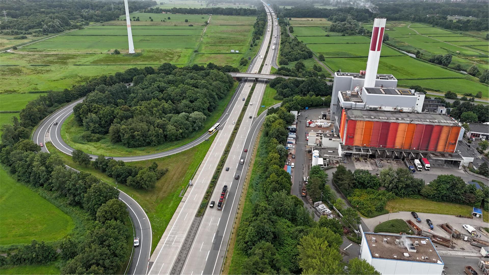 Luftaufnahme vom Autobahnzubringer Bremerhaven-Zentrum und der angrenzenden Müllverbrennungsanlage