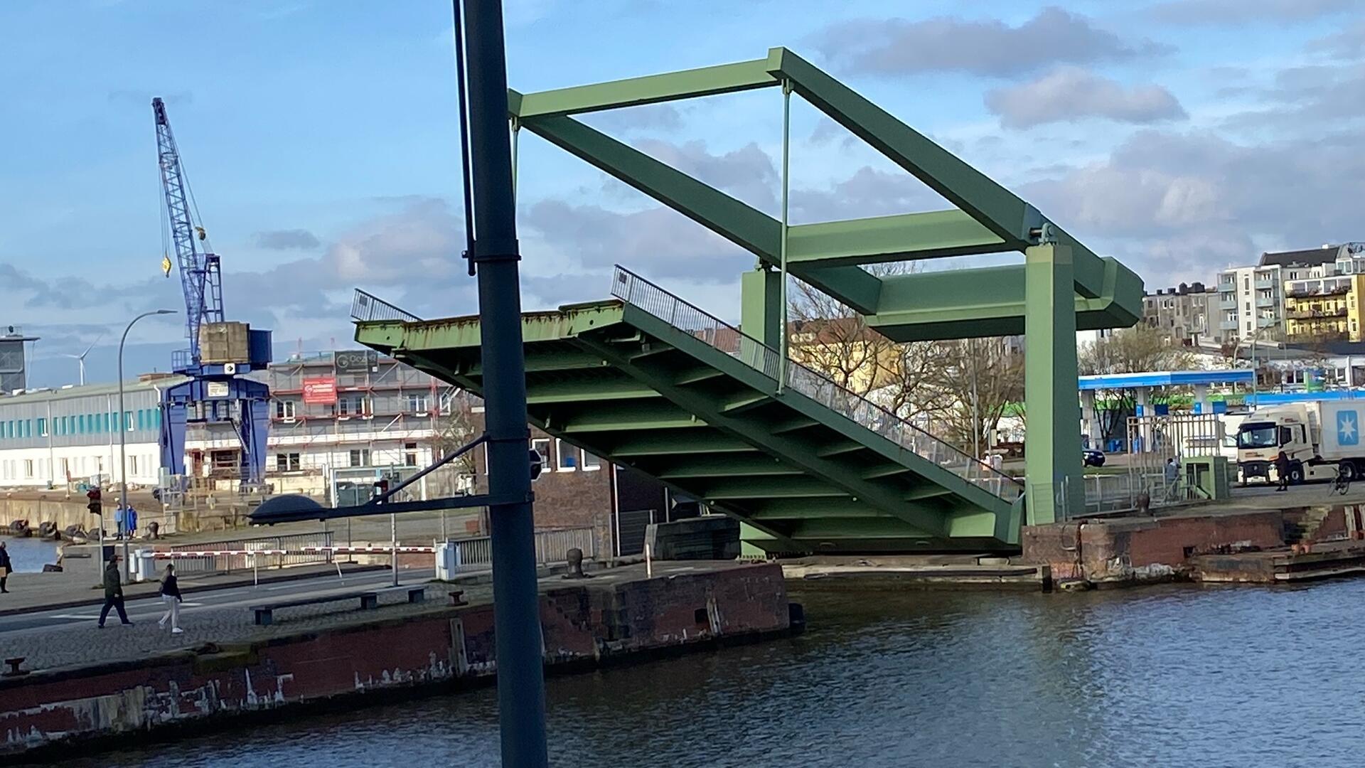 So sieht es aus, wenn die Klappbrücke in der Schleusenstraße in Bremerhaven hochgeklappt wird. Am Donnerstag wird das für mehrere Stunden nicht möglich sein. 