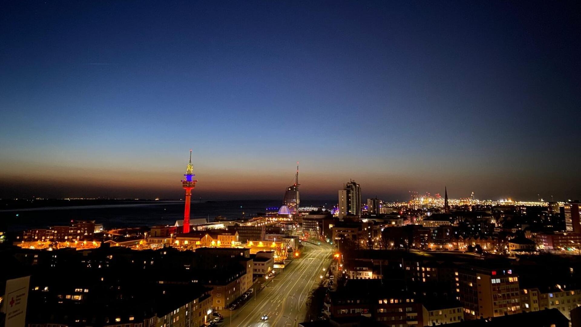 Blick auf Bremerhaven bei Nacht. So sieht es aus, wenn im 16. Stock die Lichter aus und in Bremerhaven angehen: Blick aus Bremerhavens neuster Event-Location.