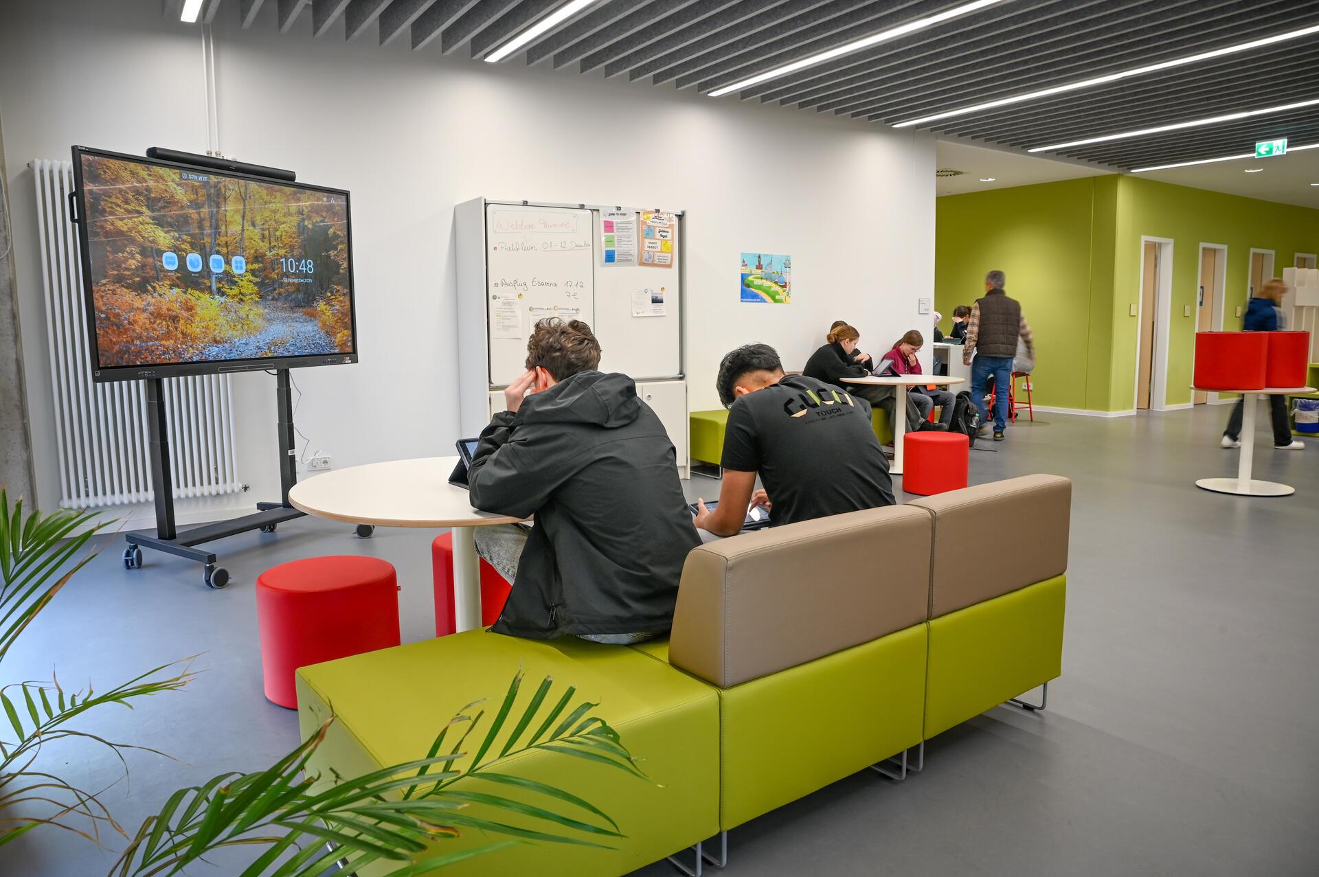 So sieht’s in der Neuen Oberschule Lehe aus: Schülerinnen und Schüler beim Lerne...