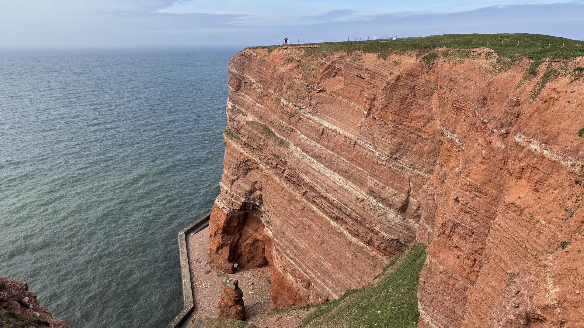 Reporterin Marie Petersen steht auf Helgoland vor der "Langen Anna".
