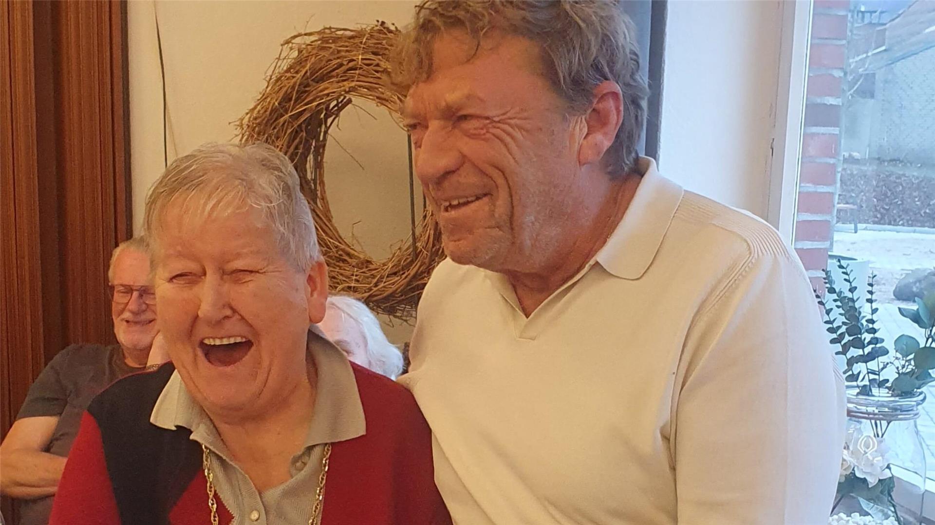 SoVD-Vorsitzender Theo Vonk verabschiedet Beisitzerin Annemarie Monsees.
