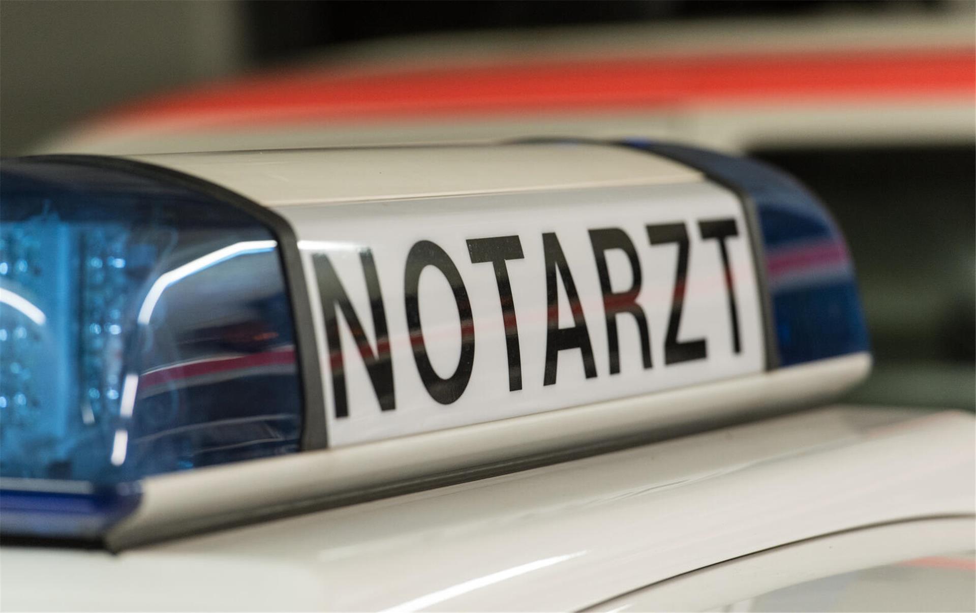 Das Logo «Notarzt» ist an einem Notarzteinsatzfahrzeug zu sehen