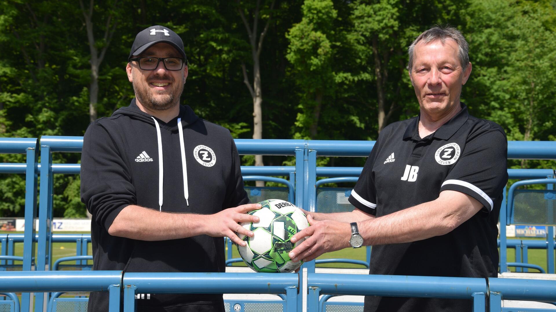 Aufsteiger TuS Zeven spielt eine beachtliche Saison Sören Haß (links) und Jürgen Brockmann sind das Duo an der Seitenlinie, und für ein weiteres Jahr das Trainerteam des TuS Zeven in der Kreisliga.
