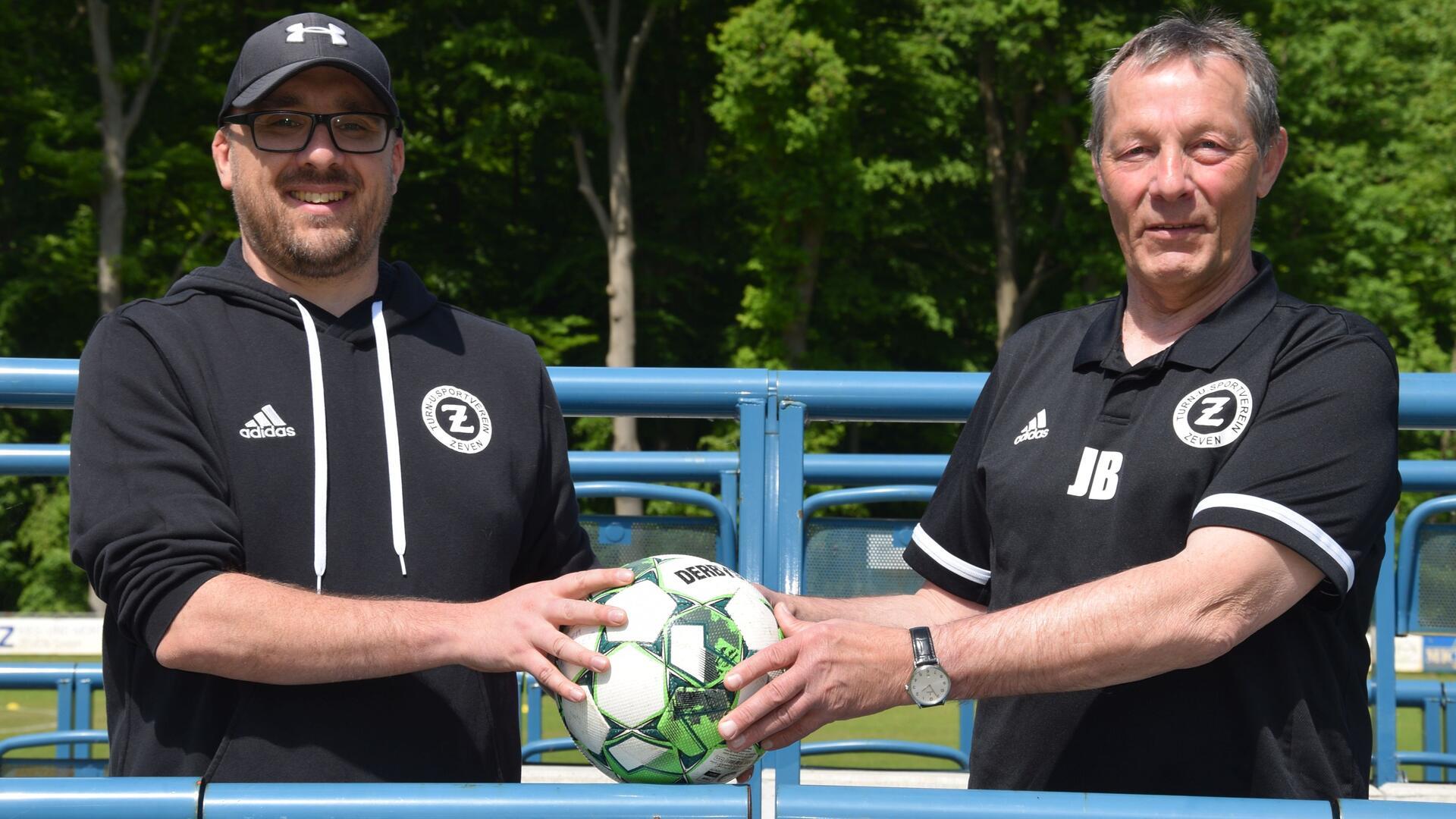 Sören Haß (links) und Jürgen Brockmann sind für ein weiteres Jahr das Trainerteam des TuS Zeven in der Kreisliga.