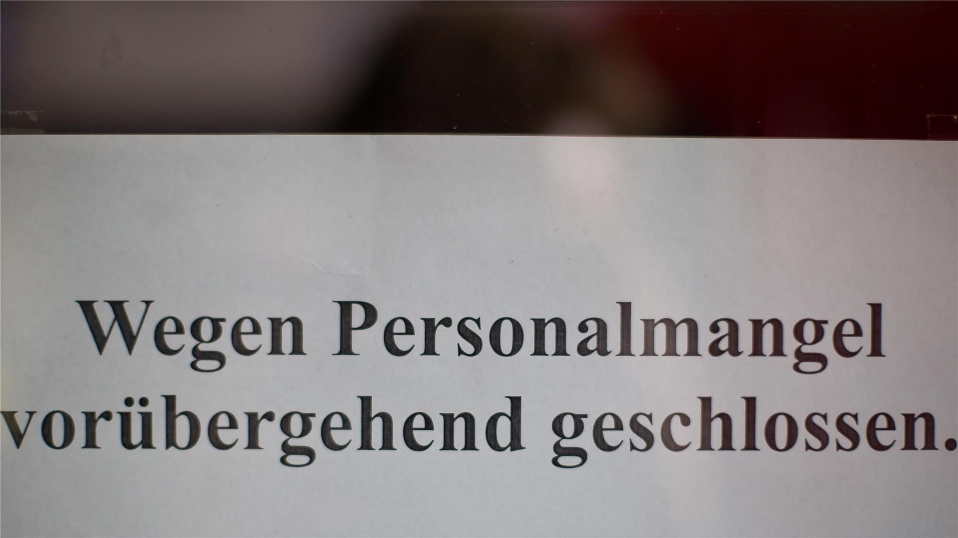 Wegen Personalmangel geschlossen steht auf einem Zettel.