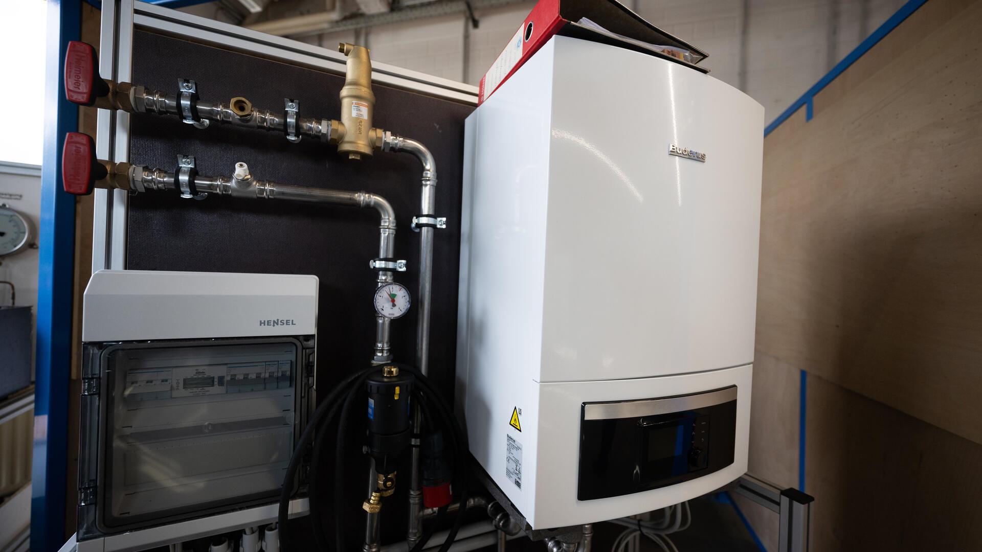 Soll es eine Wärmepumpe sein? Wenn Hausbesitzer die Heizung erneuern müssen, sollten sie sich eingehend informieren.