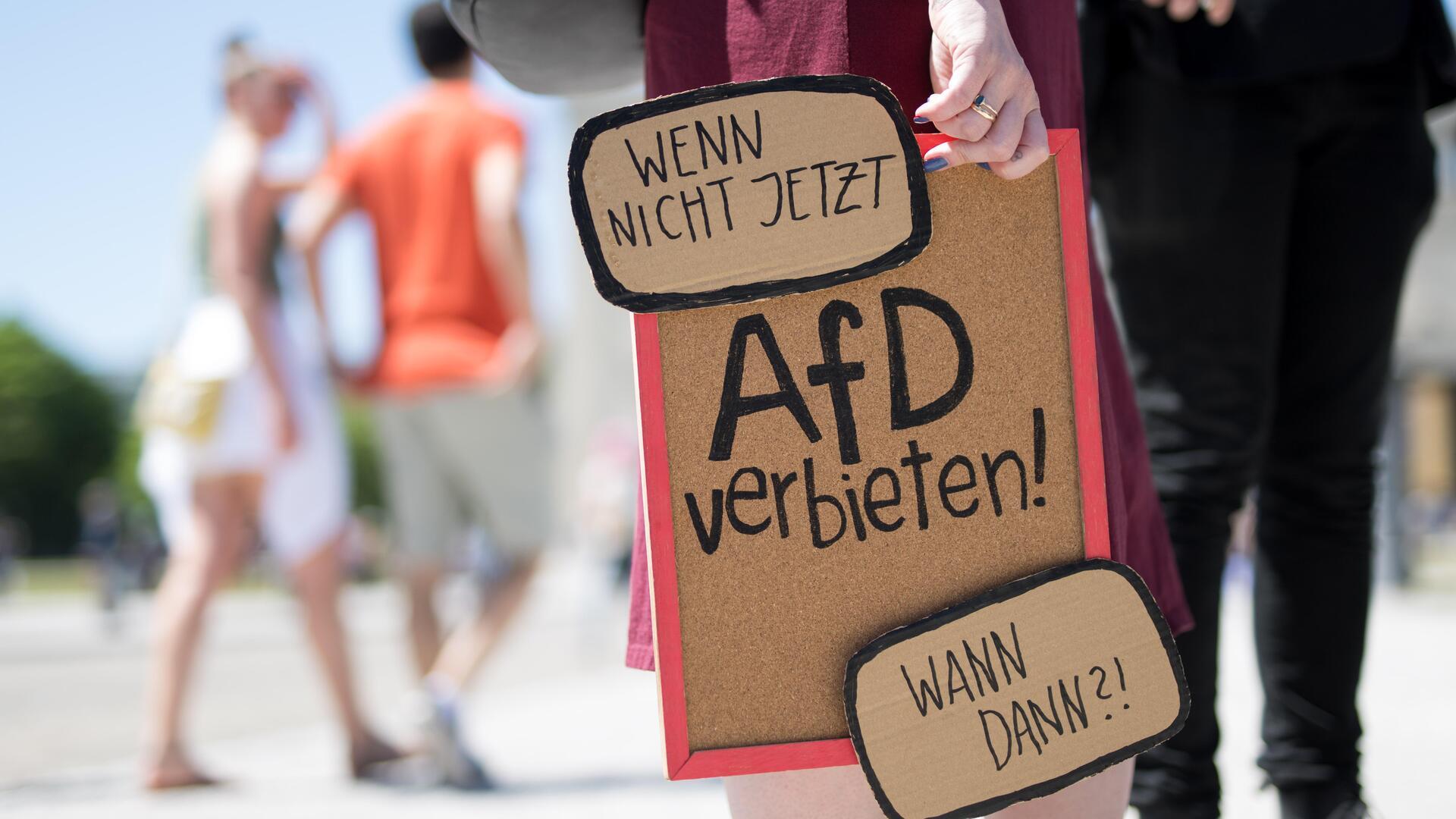 Sollte die vom Verfassungsschutz als „gesichert rechtsextremistische“ AfD verboten werden? Das fragen sich auch die Lokalpolitiker im Landkreis Rotenburg.