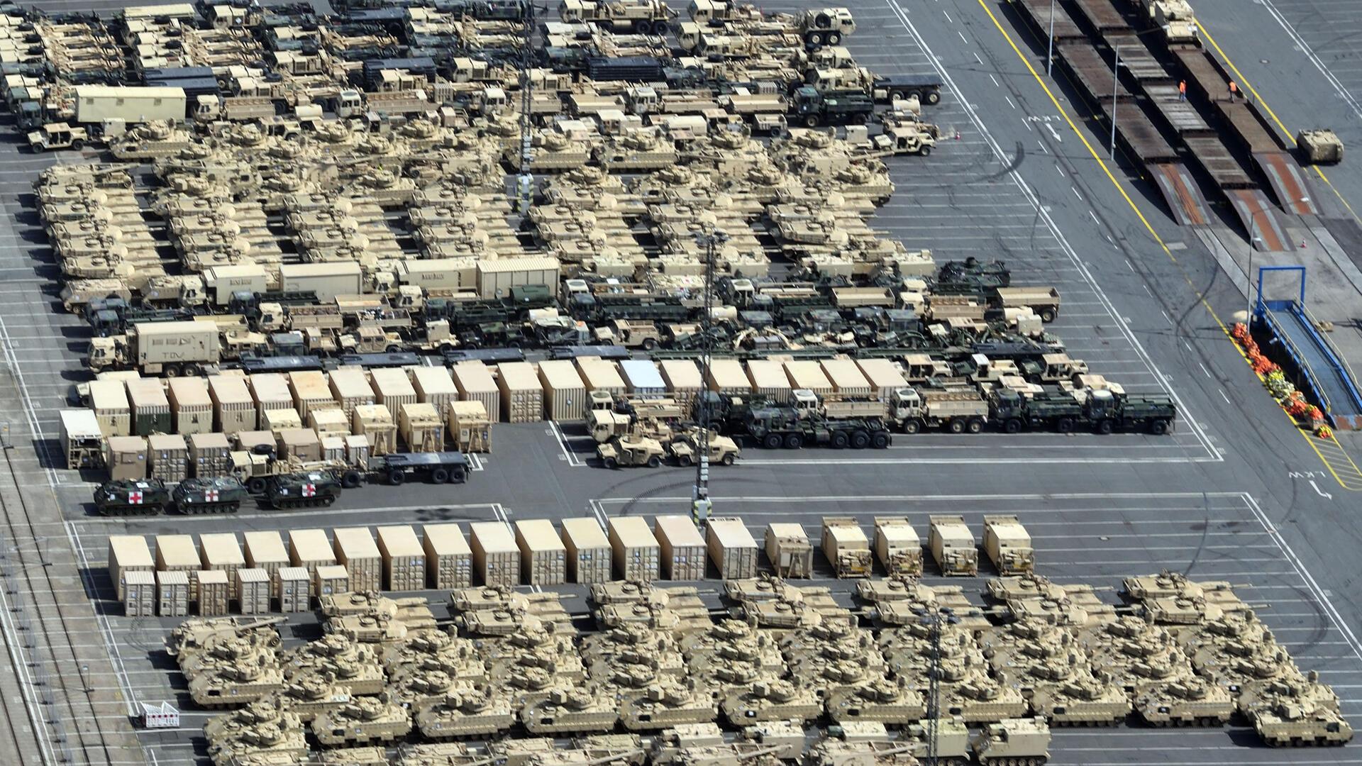 Panzer im Hafen aufgestellt für den Weitertransport.