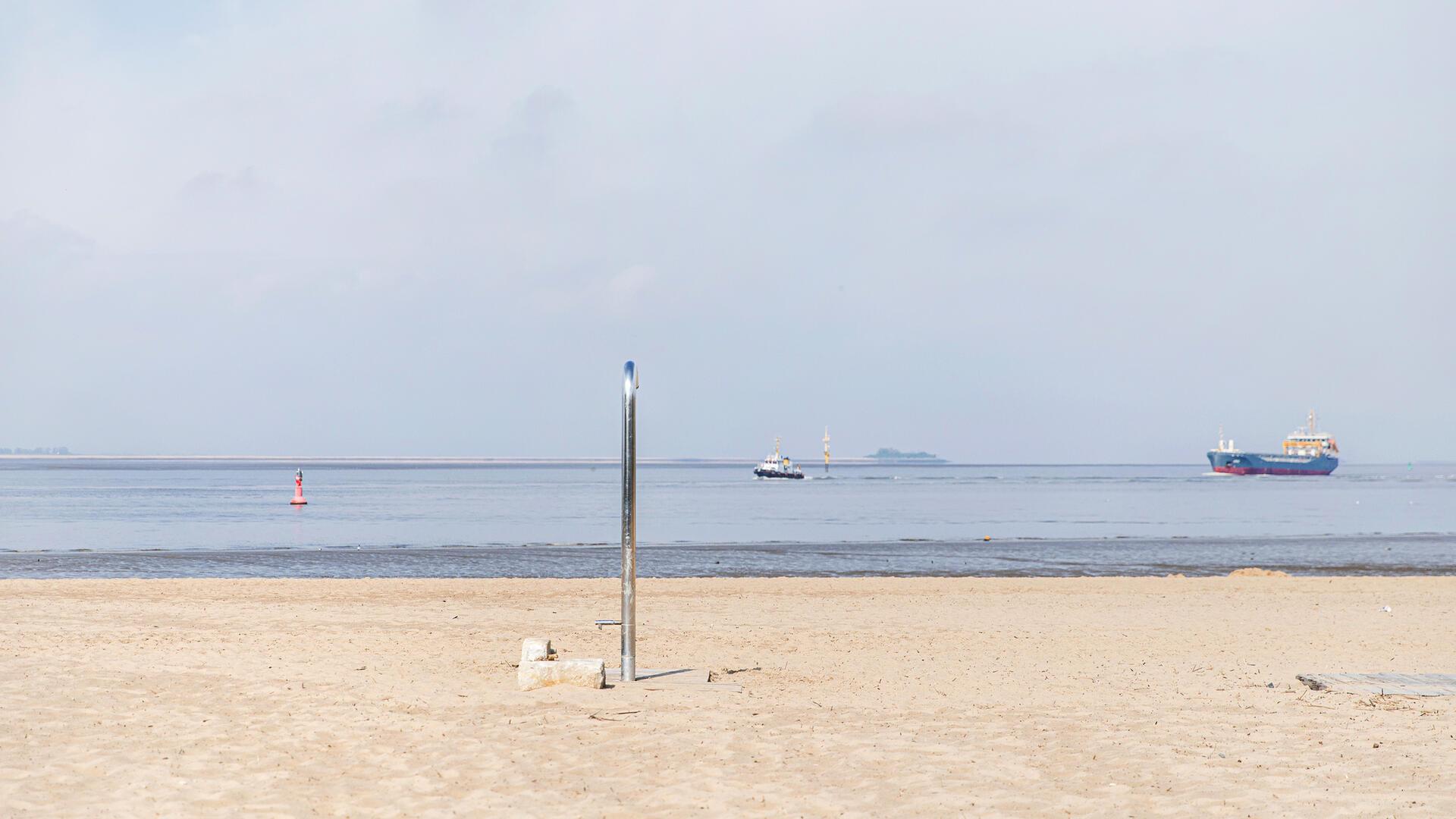 Eine Familie am Weserstrandbad in Bremerhaven.
