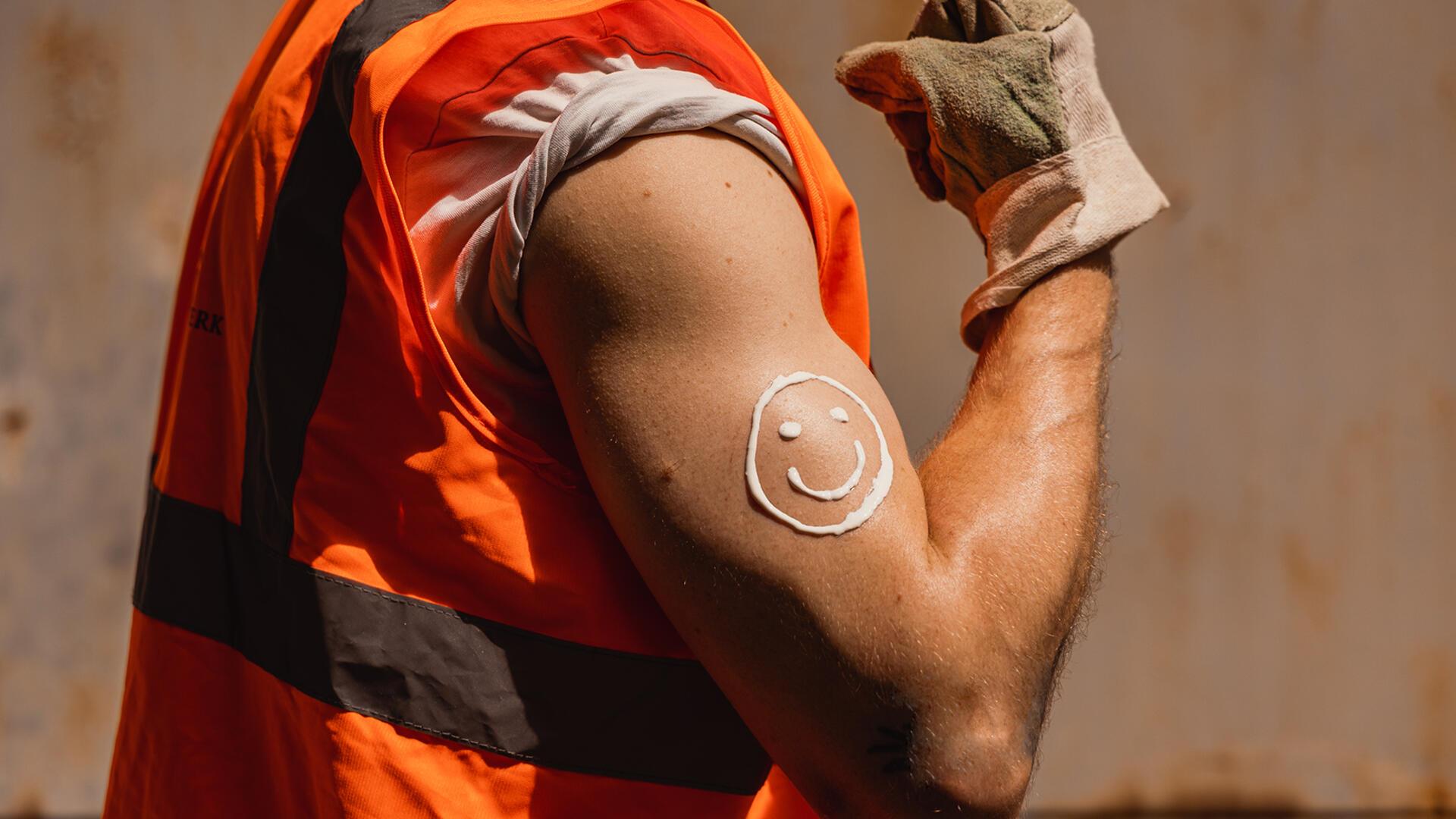 Sonnenschutz ist sexy. Und die „Sonnenmilch-Gebrauchsanweisung“ für alle, die unter freiem Himmel arbeiten, ist einfach: Eincremen, eincremen, eincremen – alle 2 Stunden,rät die IG BAU Land Bremen und Umzu.