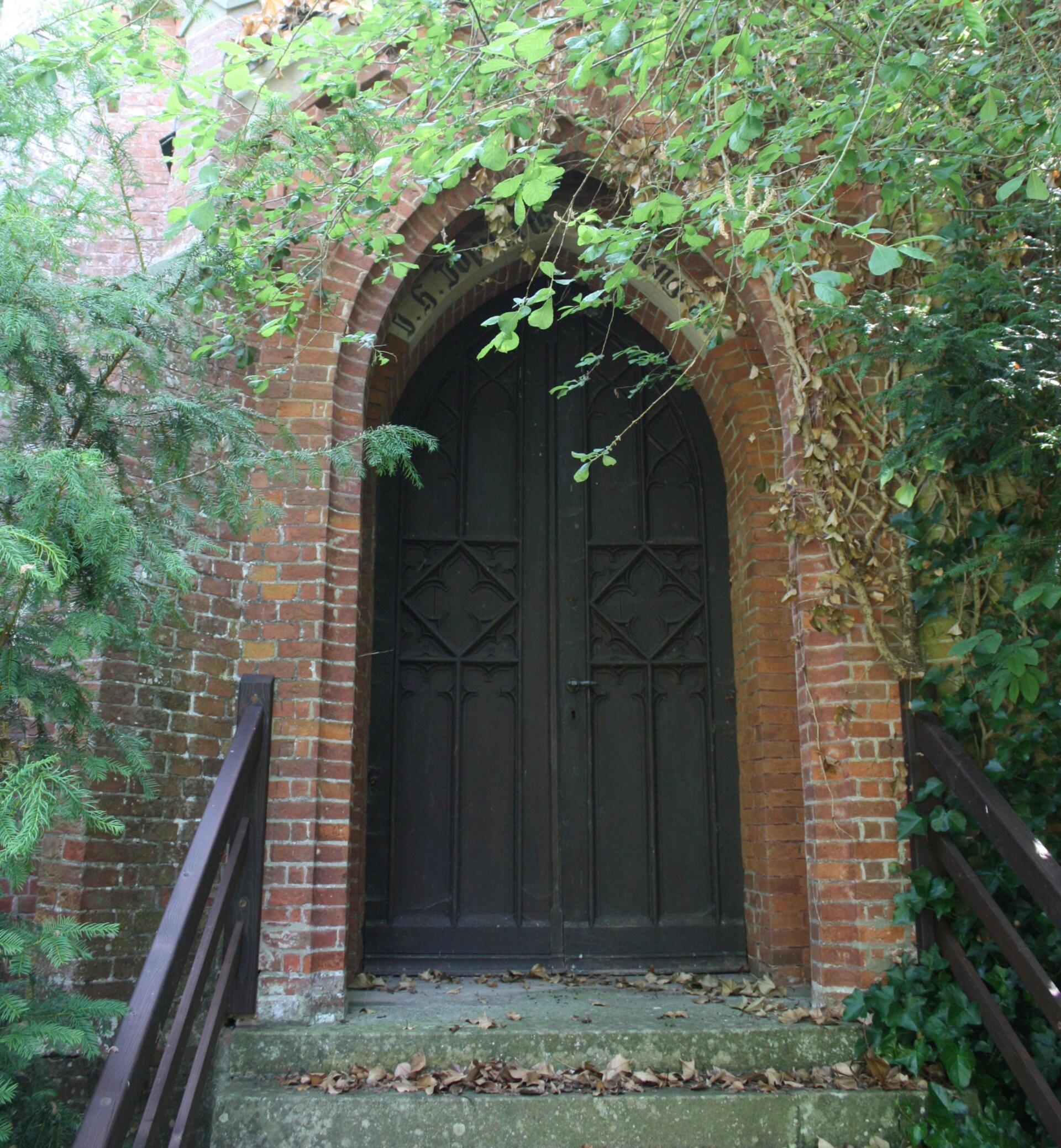 Sorge machen sich die Rechtenflether Bürger und Bürgerinnen über den Zustand der Joppert-Kapelle auf dem Friedhof.