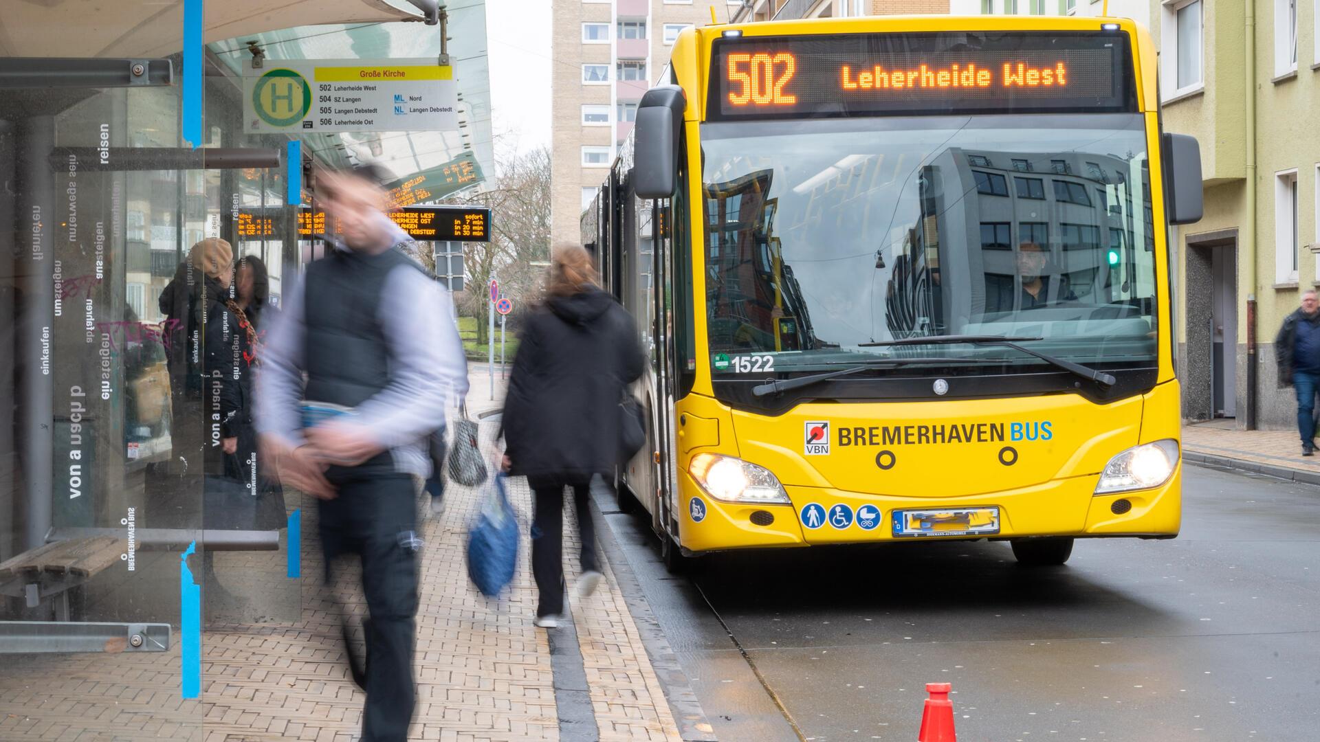 Bus an Bushaltestelle.