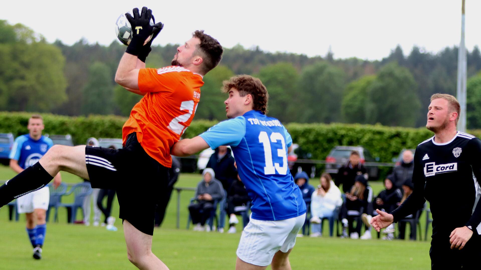 Souveräner Sieger im Luftkampf bleibt SG-Keeper Thorben Böckmann gegen den Byhusener Reyk Hildebrandt.