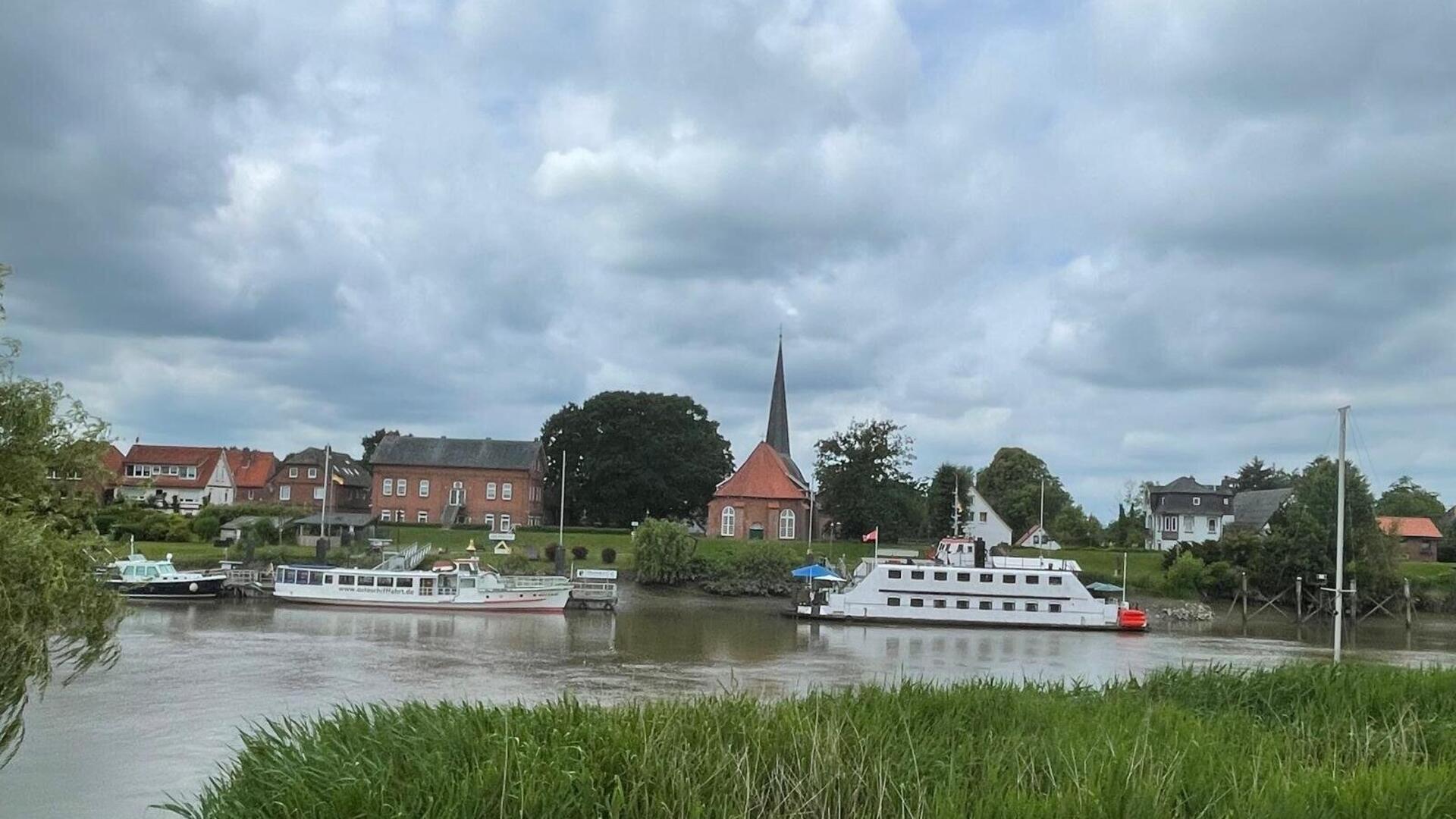 Sowohl die frühere Fähre „Ostekieker“ (rechts) als auch die „Mocambo“ liegen an der Oberndorfer Fährpromenade vertäut - mit dem Unterschied, dass auf dem Restaurantschiff „Ostekieker“ Betrieb herrscht und Touristen hier ein gastronomisches Angebot erhalten. 