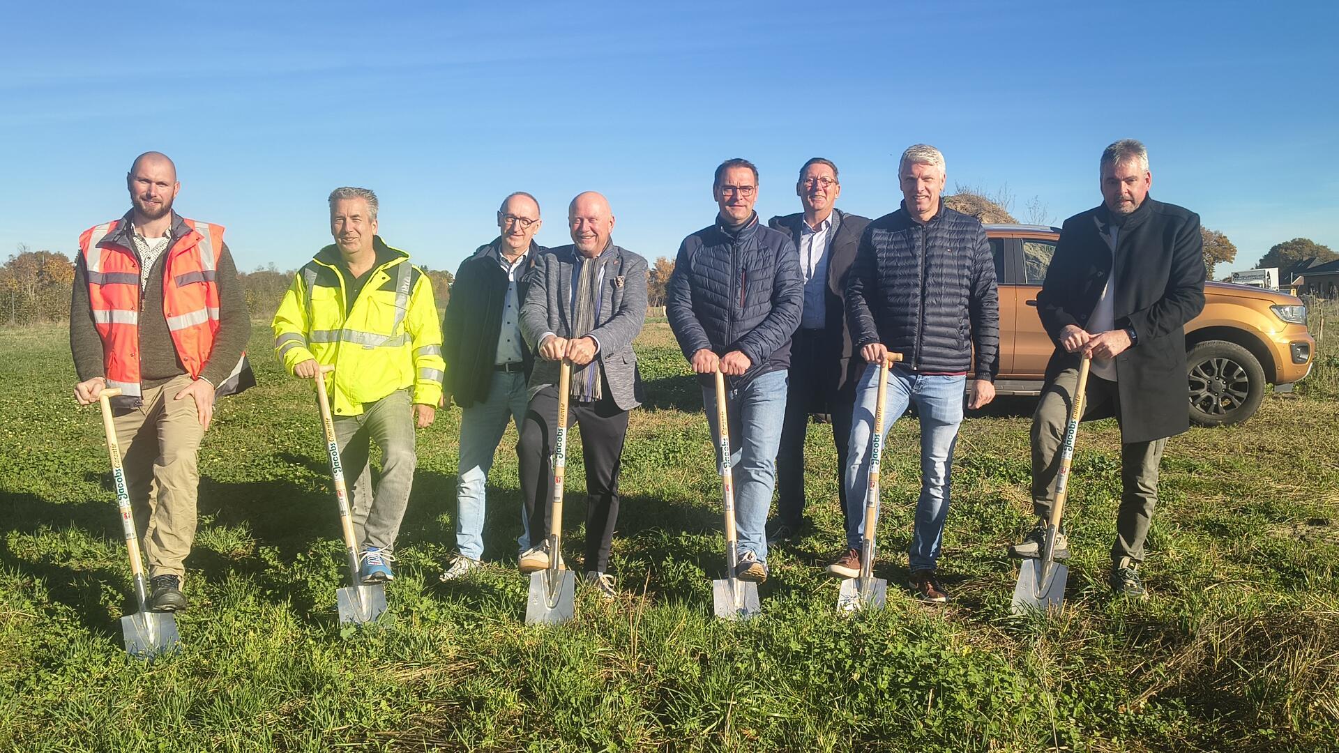 Spatenstich für das neue Feuerwehrhaus in Nieder Ochtenhausen: Martin Ohm (Firma Jacobs, von links), Ricardo Döscher, Frank Quell, Bremervördes Bürgermeister Michael Hannebacher, Stefan Imbusch (Ortsbürgermeister Nieder Ochtenhausen), Thorsten Küver, Thomas Popp und Torsten Günther. Nicht auf dem Bild: Architekt Ralf Schulze aus Zeven.