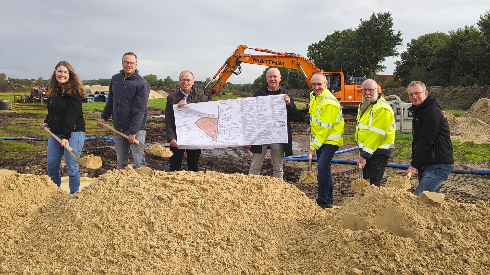 Spatenstich im neuen Baugebiet "Alter Kirchweg II": Jana Gerdts (Matthäi, von links), Carsten Gerken (IDN), Carl Gerken (Bauen im Cuxland), Bürgermeister Michael Hannebacher, Frank Quell (Verwaltung), Jens Neumann (Verwaltung) und Björn Feindt (Matthäi).