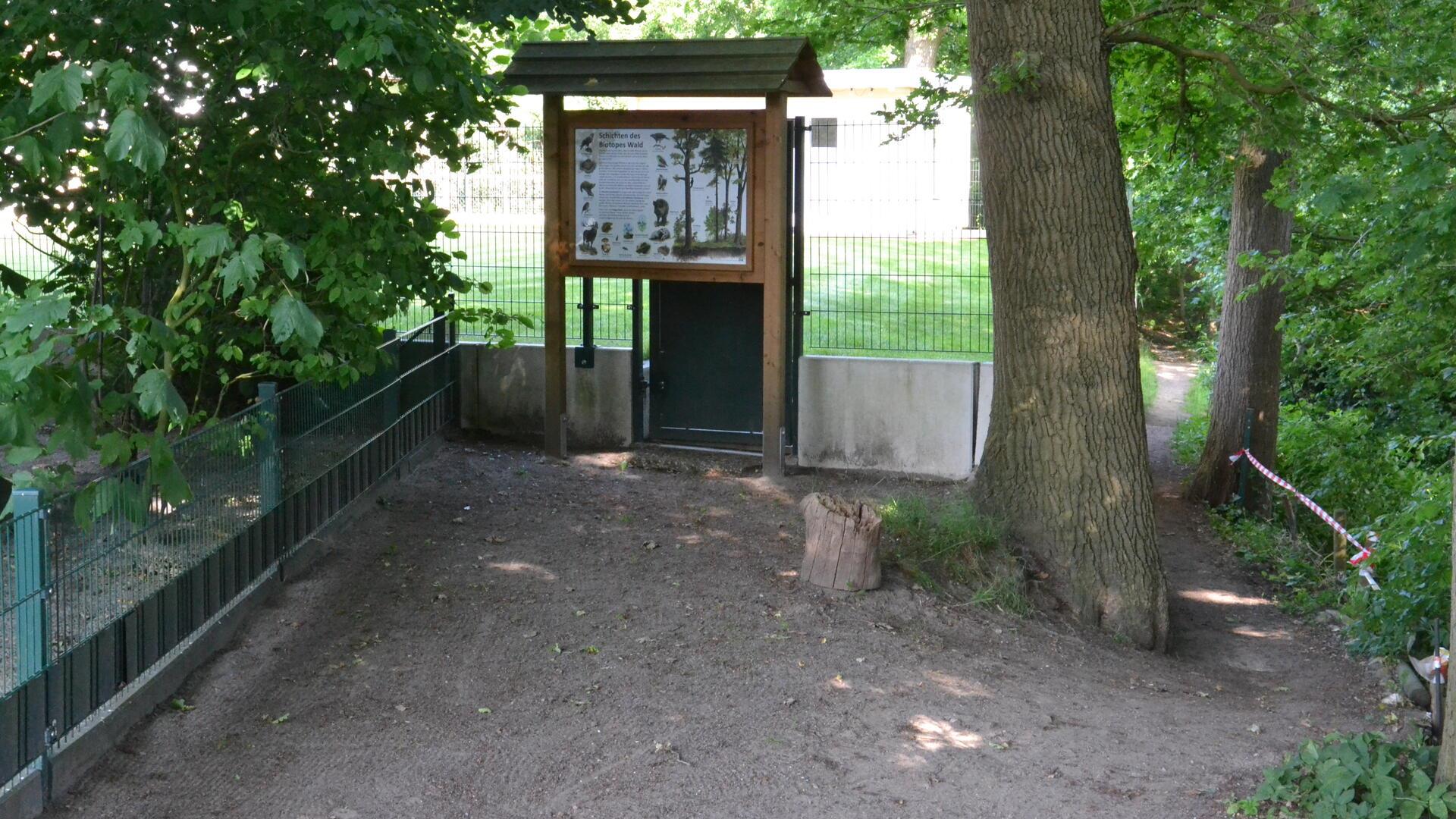 Spaziergänger aus Richtung Offensen biegen vor dem Grundstückszaun und der Schautafel rechts ab auf den Trampelpfad, um den Weg fortsetzen zu können. Privatgrund betreten sie nicht.