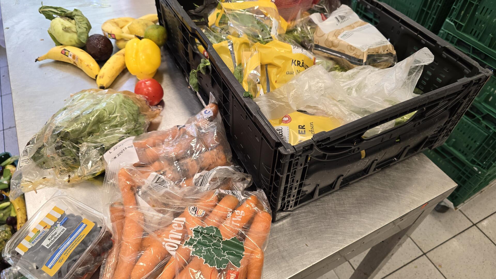 Lebensmittelspenden mit Obst und Gemüse