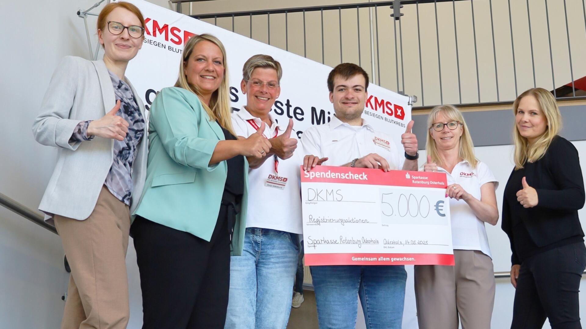 Spendenübergabe mit (von links) Geraldine Kutschke, Melanie Müller, Katja Häßelbarth, Thilo Häßelbarth, Claudia Basler und Tina Jörns.
