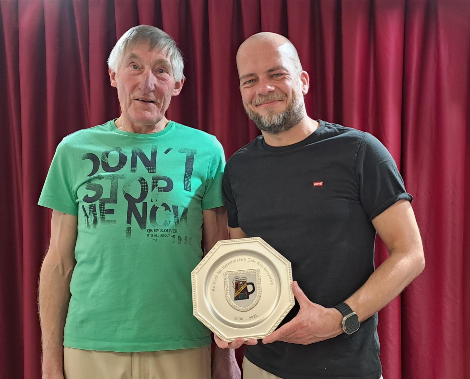Spielleiter Wilfried Lütje konnte den langjährigen Theaterspieler Mark Noetzelmann kürzlich mit einem Wappenteller ehren. 